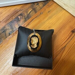 Vintage Gold-tone Cameo Pendant Necklace - Black & Gold